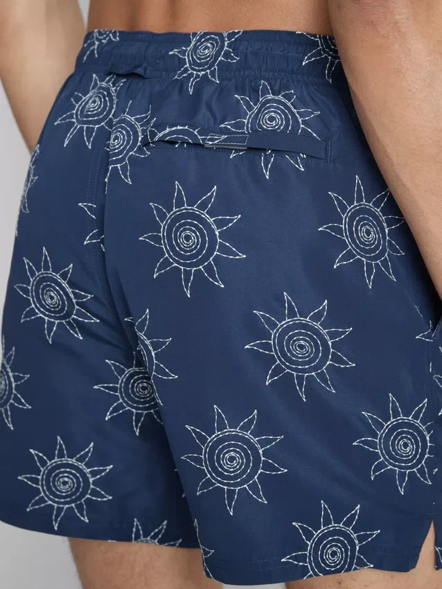 Broderade badshorts med solmotiv