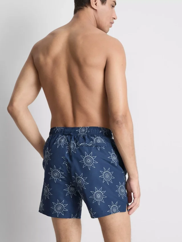 Broderade badshorts med solmotiv