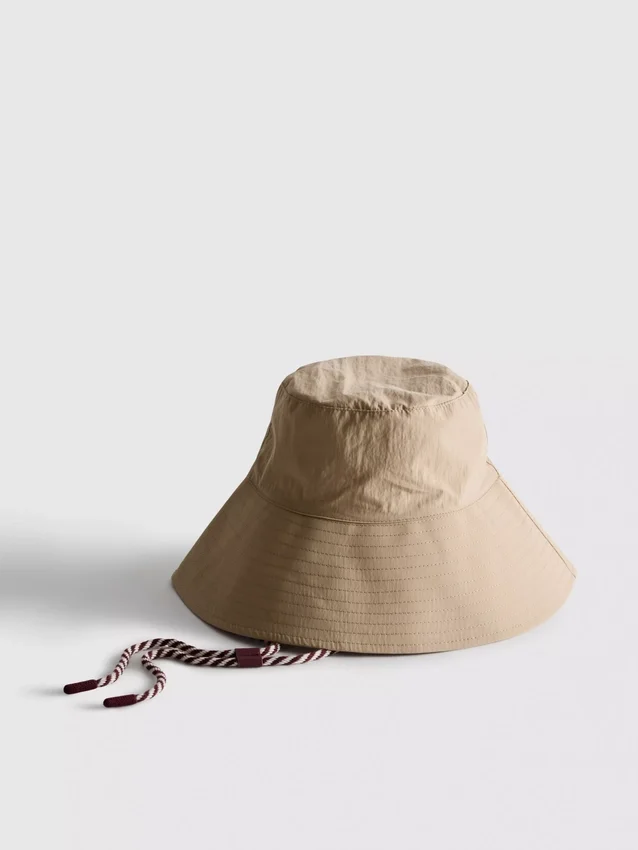 Buckethat med hakrem