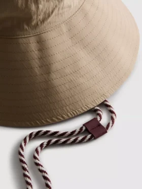 Buckethat med hakrem