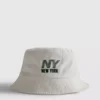 Buckethat med New York-logotyp