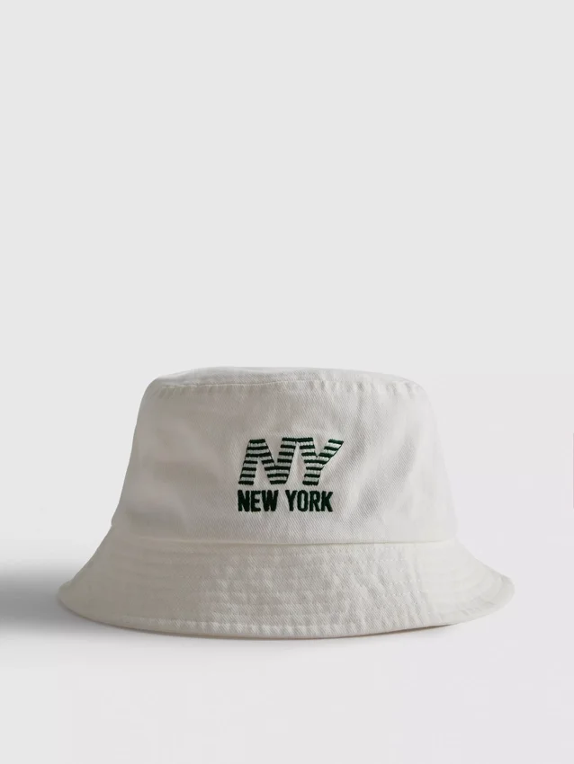 Buckethat med New York-logotyp