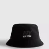 Buckethat med New York-logotyp