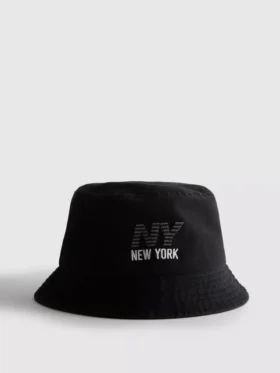 Buckethat med New York-logotyp