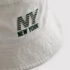 Buckethat med New York-logotyp