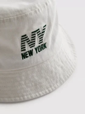 Buckethat med New York-logotyp