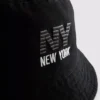 Buckethat med New York-logotyp