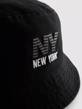 Buckethat med New York-logotyp