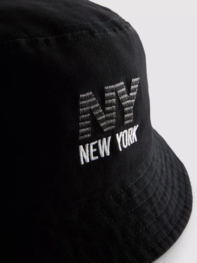 Buckethat med New York-logotyp