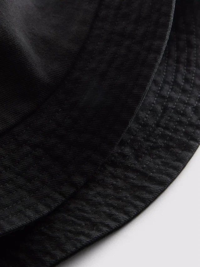 Buckethat med New York-logotyp