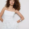 Cami-top i bomull med broderad peplum-kant