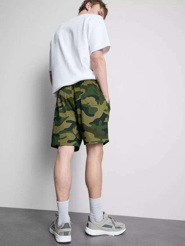 Camo-shorts i nät