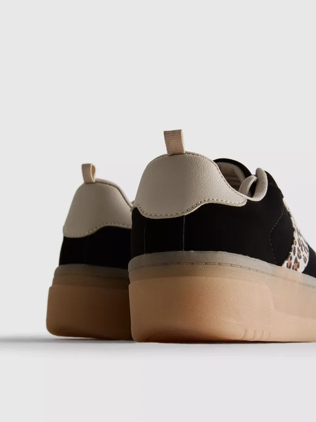 Chunky sneakers med leopardmönster och gummisula