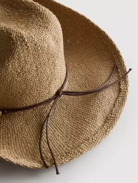 Cowboyhatt i strå med kantband