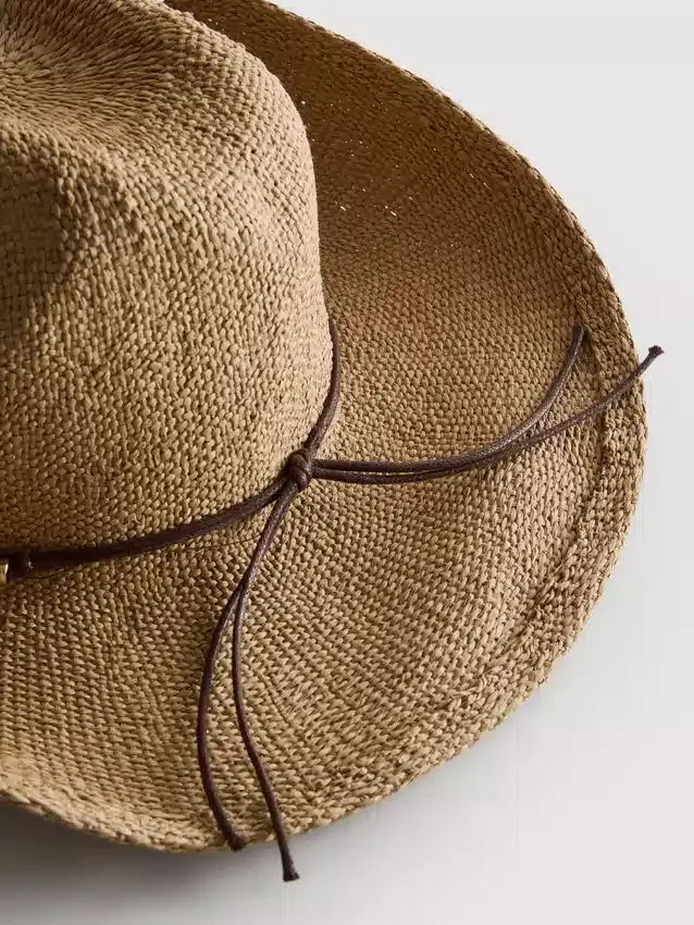 Cowboyhatt i strå med kantband