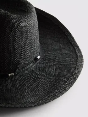Cowboyhatt i strå med kantband