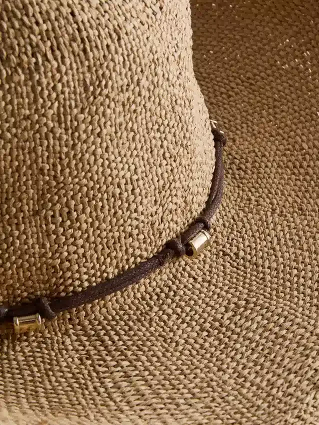 Cowboyhatt i strå med kantband
