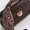 Crossbody-väska med scarf-detalj
