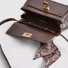 Crossbody-väska med scarf-detalj