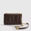 Crossbody-väska med överlappande flik