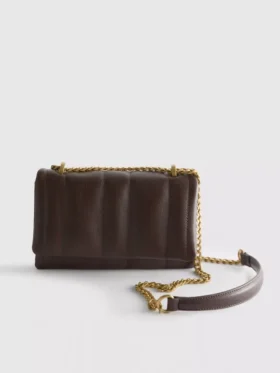 Crossbody-väska med överlappande flik