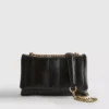 Crossbody-väska med överlappande flik