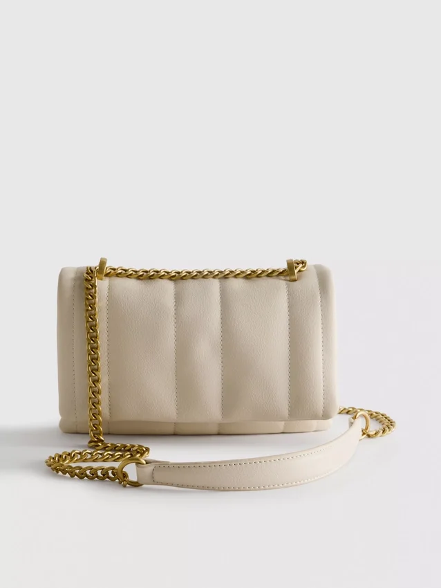 Crossbody-väska med överlappande flik