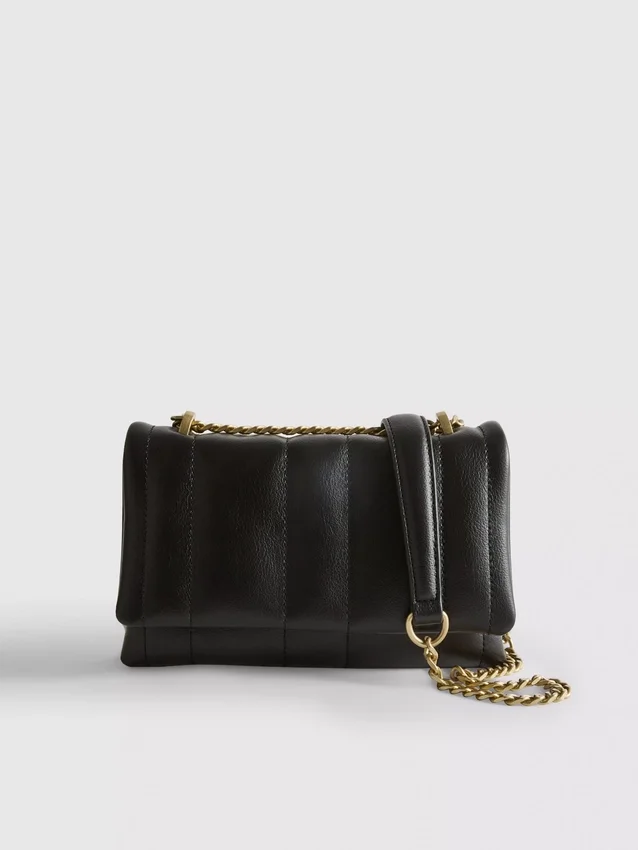 Crossbody-väska med överlappande flik