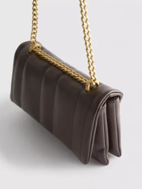 Crossbody-väska med överlappande flik