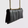 Crossbody-väska med överlappande flik