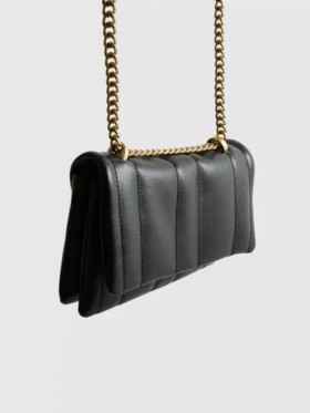 Crossbody-väska med överlappande flik