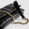 Crossbody-väska med överlappande flik