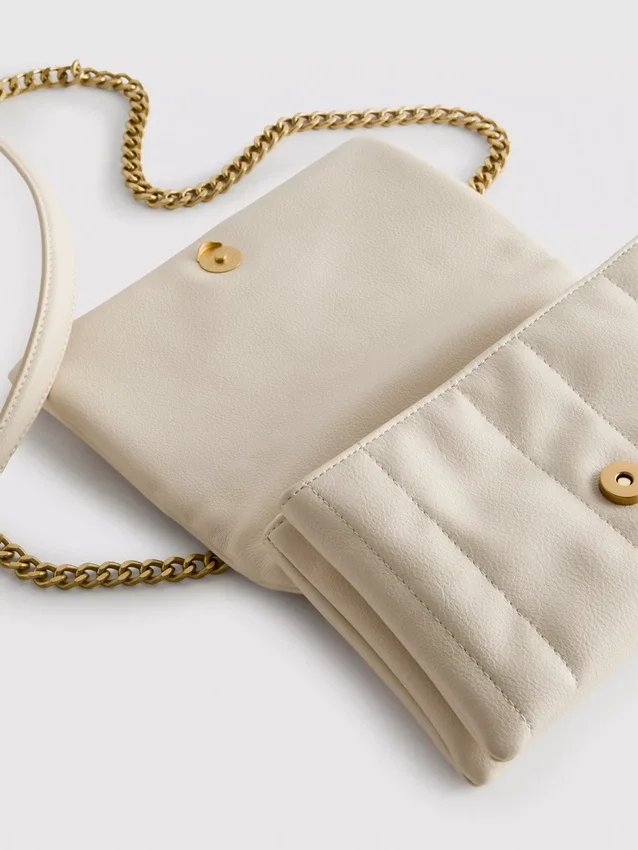 Crossbody-väska med överlappande flik