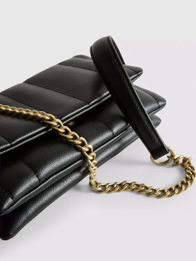 Crossbody-väska med överlappande flik