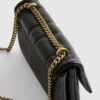 Crossbody-väska med överlappande flik
