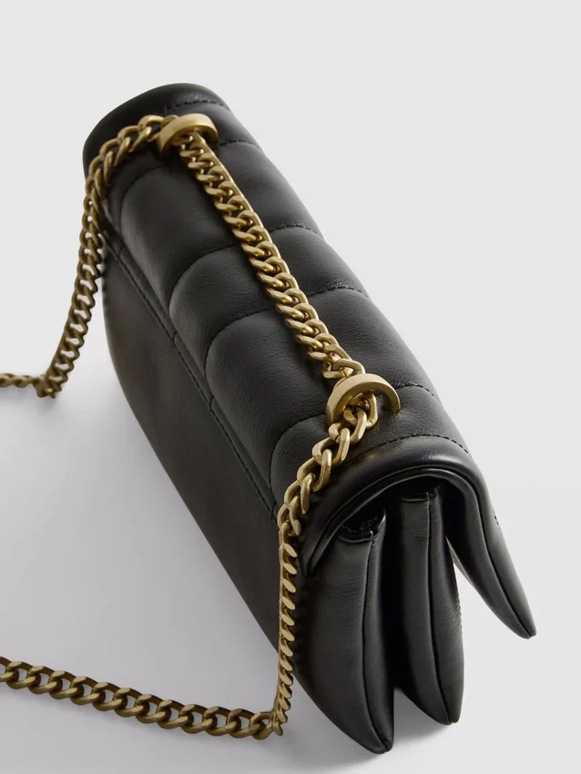 Crossbody-väska med överlappande flik