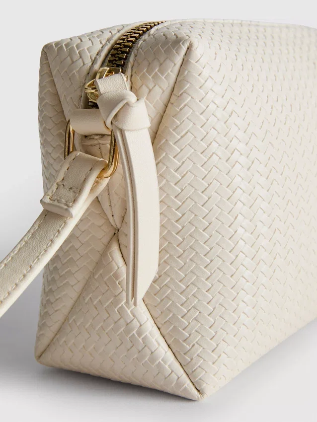 Crossbody-väska med vävd effekt