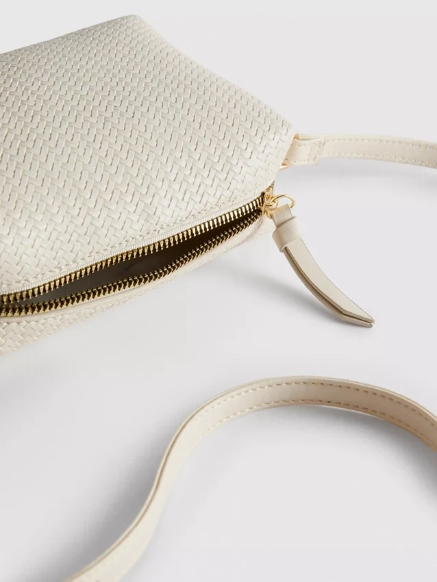 Crossbody-väska med vävd effekt
