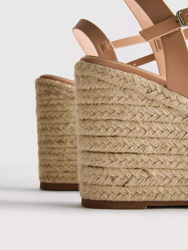 Dekorerade espadriller med kilklack