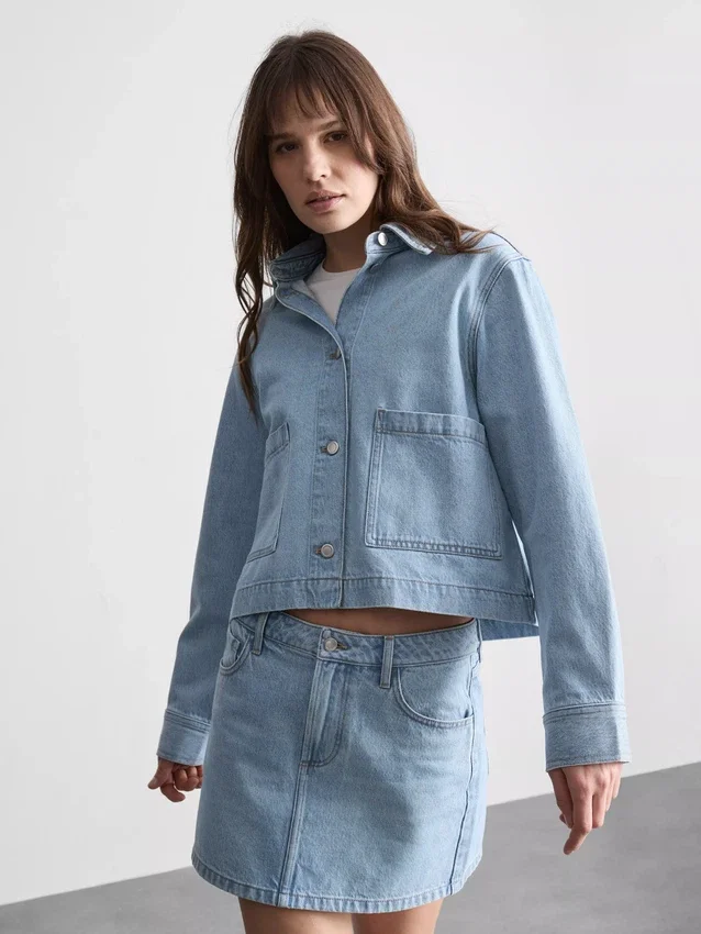 Denimjacka med påsydda fickor i bomull