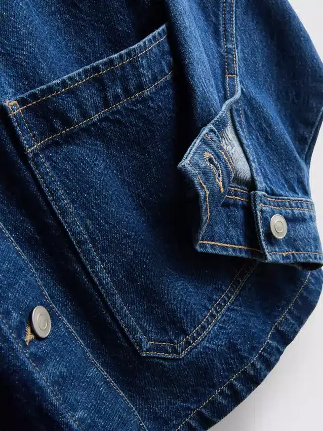 Denimjacka med påsydda fickor i bomull