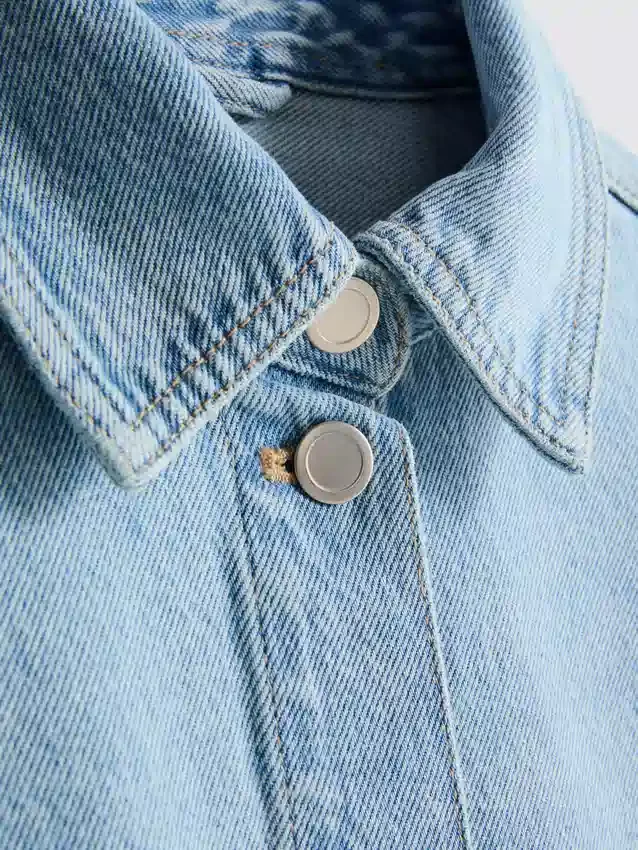 Denimjacka med påsydda fickor i bomull