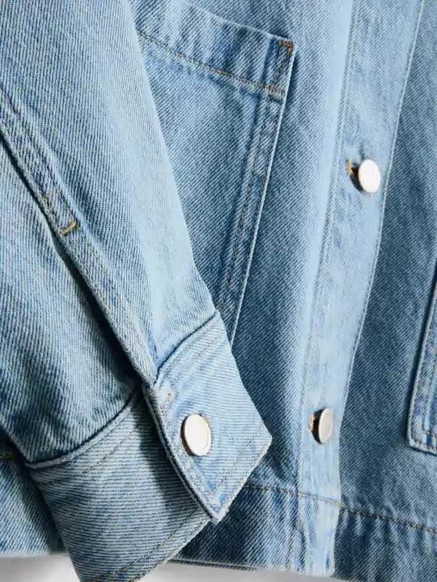 Denimjacka med påsydda fickor i bomull