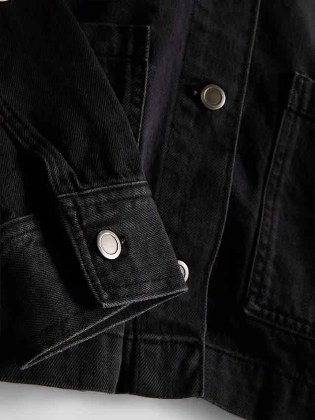 Denimjacka med påsydda fickor i bomull