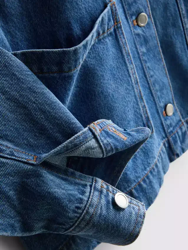 Denimjacka med påsydda fickor i bomull