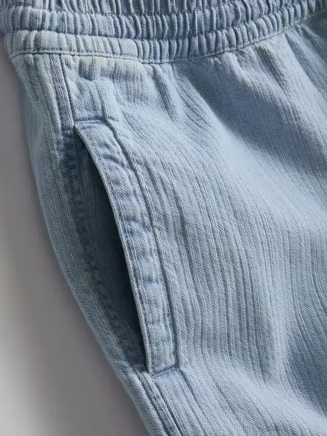 Denimshorts med struktur och dragsko