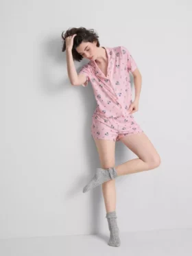 Disneys Mickey Mouse-pyjamasar i boyfriend-stil