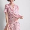 Disneys Mickey Mouse-pyjamasar i boyfriend-stil