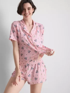Disneys Mickey Mouse-pyjamasar i boyfriend-stil
