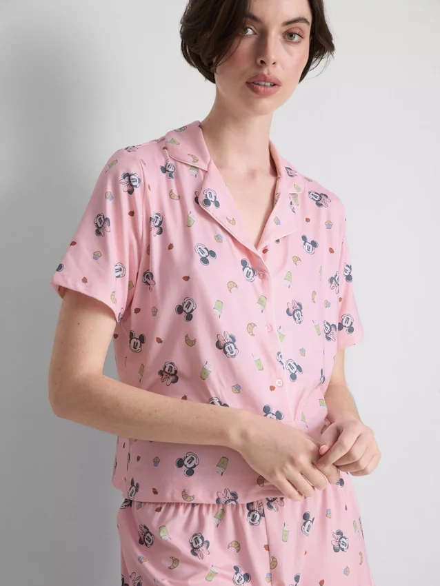 Disneys Mickey Mouse-pyjamasar i boyfriend-stil